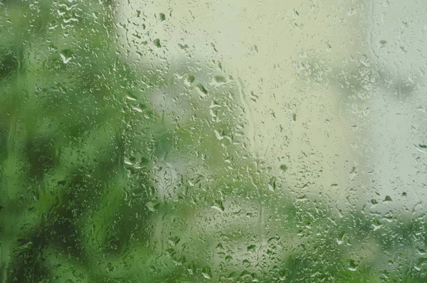 Goccia d'acqua sulla finestra di vetro nel giorno di pioggia — Foto Stock