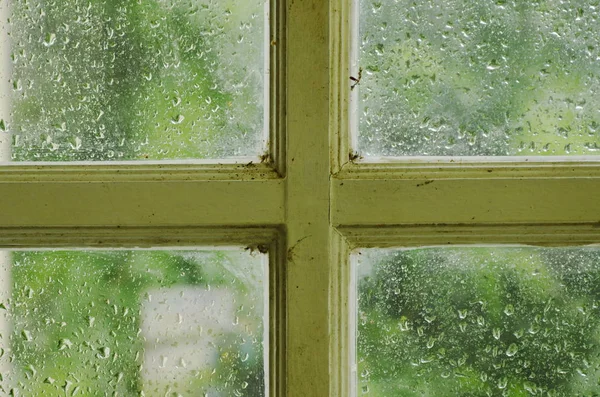 Goccia d'acqua sul telaio della finestra di vetro in giorno di pioggia — Foto Stock