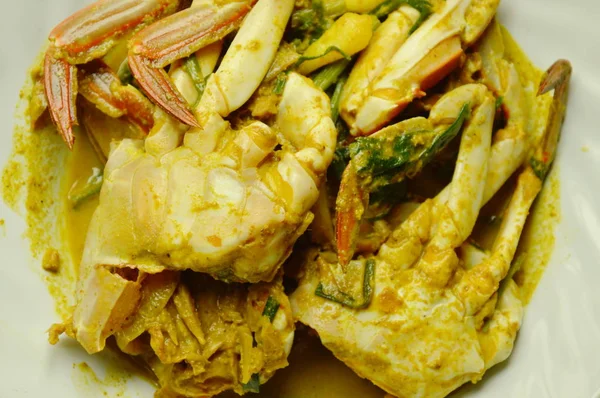 Aduk kepiting bunga goreng dalam kari kuning pada piring — Stok Foto