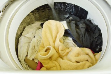  Çamaşır makinesindeki bez üzerinde akan su yıkanmak için kullanılıyor.