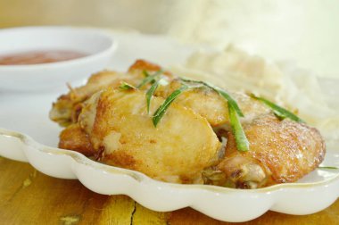  kızarmış tavuk kanat tuz ve biber dilim limon otu chili sos plaka üzerinde daldırma tepesi