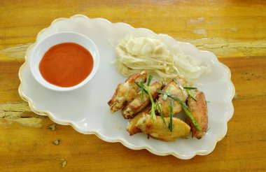  kızarmış tavuk kanat tuz ve biber dilim limon otu chili sos plaka üzerinde daldırma tepesi