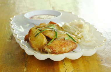  kızarmış tavuk kanat tuz ve biber dilim limon otu chili sos plaka üzerinde daldırma tepesi