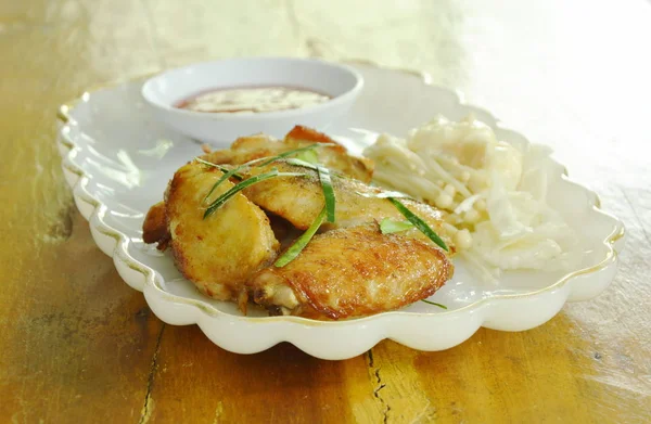  kızarmış tavuk kanat tuz ve biber dilim limon otu chili sos plaka üzerinde daldırma tepesi