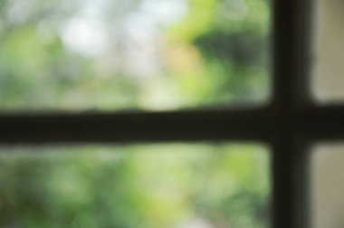  cam pencere çerçevesi içinde ev ile bulanık Bahçe Manzaralı