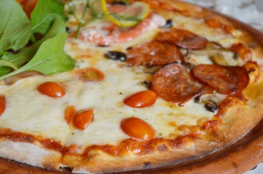  pizza salam ve kil tabakta domates Tepesi