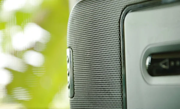 Radio cassette taperecorder in de buurt van venster in huis — Stockfoto