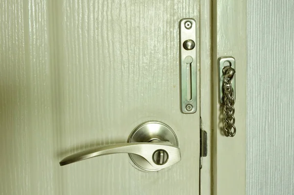 Πόρτα με χερούλι και κλειδωμένο κρίκοι αλυσίδας στο σπίτι — Φωτογραφία Αρχείου