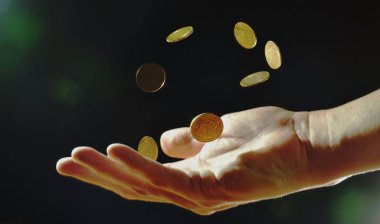  insan eli siyah arka plan üzerinde yüzen sikke