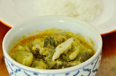  baharatlı tavuk yeşil köri pirinç çiftle yemek