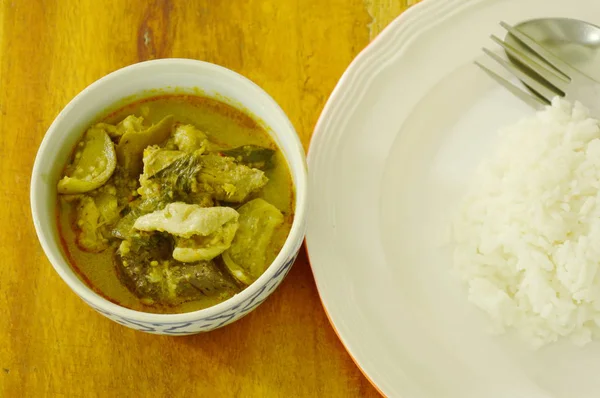  baharatlı tavuk yeşil köri pirinç çiftle yemek