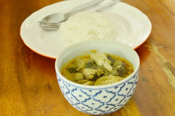  baharatlı tavuk yeşil köri pirinç çiftle yemek