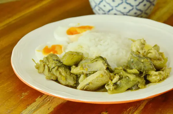 Pedas ayam kari hijau dengan telur rebus pada beras — Stok Foto
