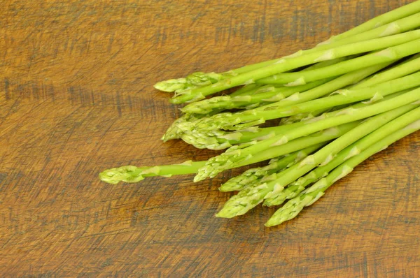 Cibo fresco verde asparagi crudo su tavola di legno — Foto Stock