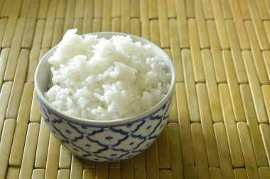  kase bambu plaka üzerinde sıcak sade pilav