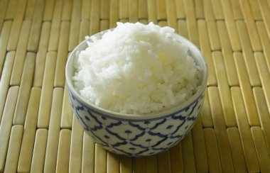  kase bambu plaka üzerinde sıcak sade pilav