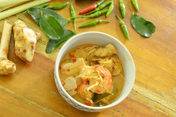 Zuppa di gamberetti piccanti e pesce Tom yum in ciotola — Foto Stock