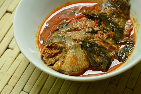 Picante escalada gourami pescado seco pasta de curry rojo con albahaca en el tazón —  Fotos de Stock