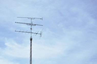  gökyüzü arka plan üzerinde yüksek televizyon anten eski ve modası geçmiş teknoloji