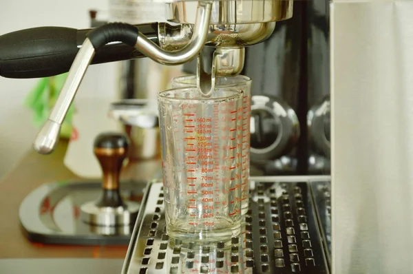 Ekspres do kawy przygotować zrobić kawę z pomiaru szkła — Zdjęcie stockowe