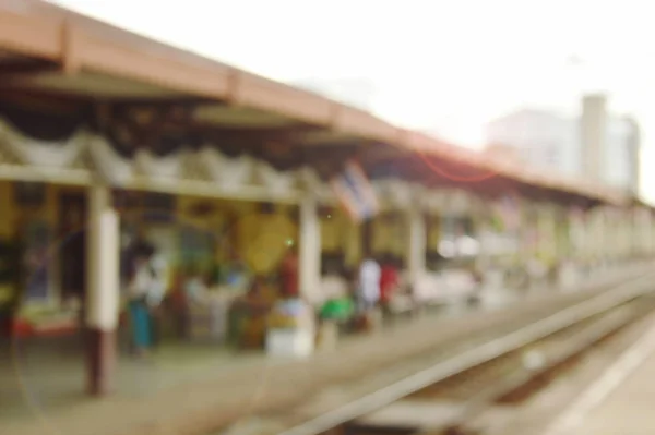 Розмито місцевої залізничної станції платформи в Таїланді — стокове фото