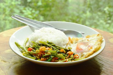  Çift pirinç ile yemek kızarmış heyecan sabah zafer fasulye ezmesi ve yumurta