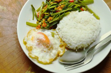  Çift pirinç ile karıştırın kızarmış su ıspanak fasulye ezmesi ve yumurta yemek