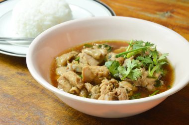  maydanoz ve taze soğan tepesi haşlanmış chop tavuk balık sosu çorba yemek pirinç ile Çift