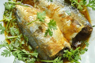  haşlanmış uskumru balık sosu çorba maydanoz plaka üzerinde Tepesi