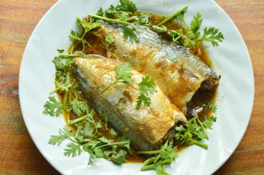  haşlanmış uskumru balık sosu çorba maydanoz plaka üzerinde Tepesi