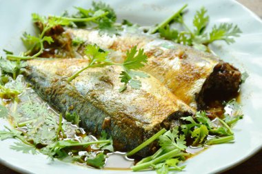  haşlanmış uskumru balık sosu çorba maydanoz plaka üzerinde Tepesi