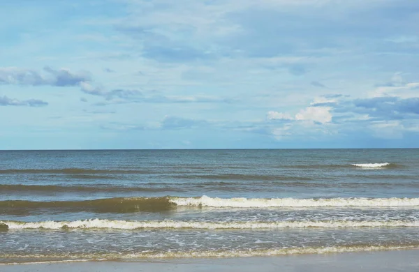  Bulutlu gün Beach'te deniz ve su sörf peyzaj