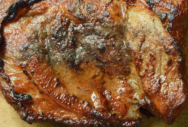 Vepřový steak na dřevěné kotleta bloku pepř — Stock fotografie
