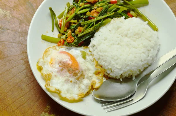 Çift pirinç ile karıştırın kızarmış su ıspanak fasulye ezmesi ve yumurta yemek
