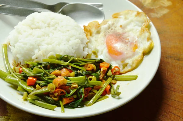 Aduk goreng pagi kemuliaan pasta kacang dan telur makan pasangan dengan nasi — Stok Foto