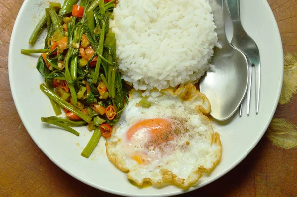 Gebratene Wasser-Spinat-Bohnenpaste und Ei mit Reis verrühren — Stockfoto