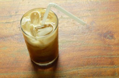  buzlu kahve süt saman bardak ile kayan Tepesi