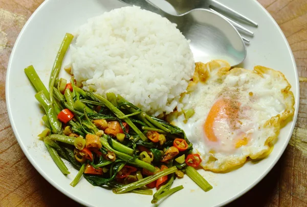 Aduk goreng pagi kemuliaan pasta kacang dan telur makan pasangan dengan nasi — Stok Foto