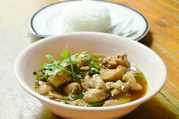  maydanoz ve taze soğan tepesi haşlanmış chop tavuk balık sosu çorba yemek pirinç ile Çift