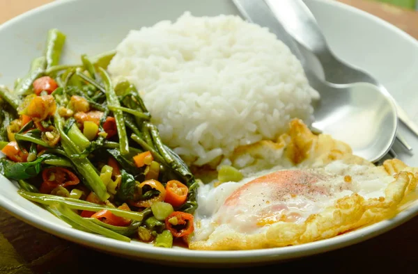 Aduk goreng pagi kemuliaan pasta kacang dan telur makan pasangan dengan nasi — Stok Foto