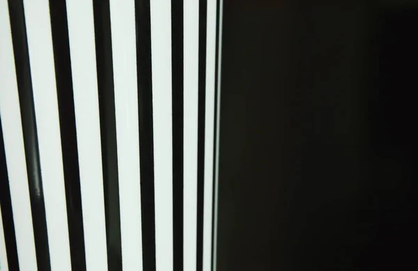 Garis vertikal hitam dan putih pada cangkir plastik — Stok Foto