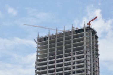  İnşaat Sanayi ve güneşli gün çatı üstüne ağır vinç altında