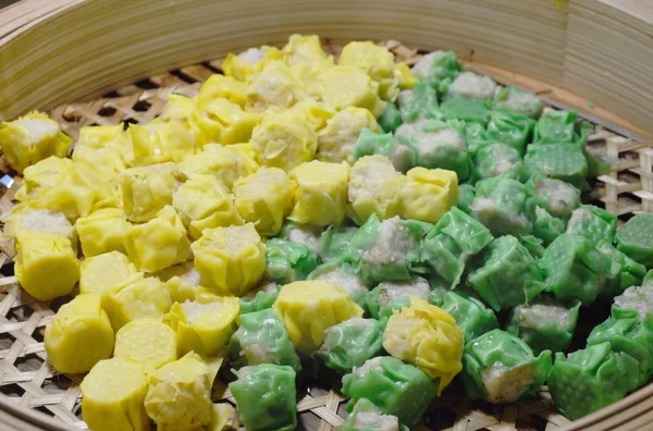 Bolinho de porco chinês cozido no vapor embrulhado por ovo e pasta de farinha de pandanus em cesta de bambu — Fotografia de Stock