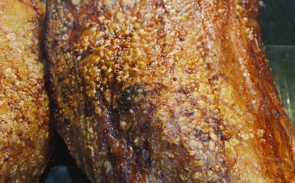 Textura de piel de cerdo crujiente tostada en hoja de plátano — Foto de Stock