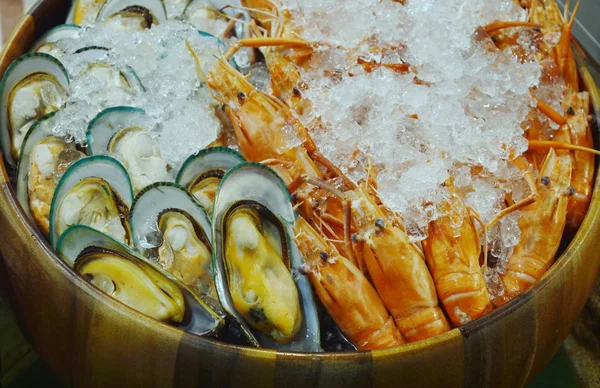  haşlanmış karides ve buz ahşap itirazları ile korunmuş midye