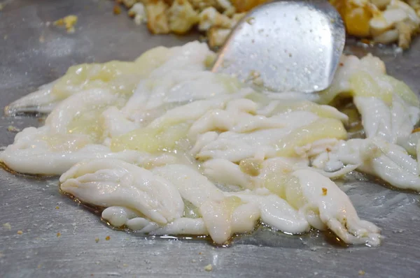Gebakken inktvis eierstok of testis met olie op pan koken — Stockfoto