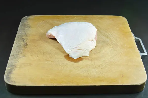 生の鶏もも肉を木製チョップ ブロックで調理する準備します。 — ストック写真