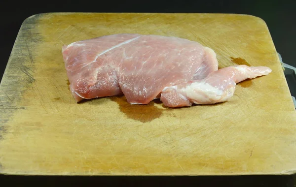 Lombo de porco cru preparar para cozinhar em bloco de madeira — Fotografia de Stock