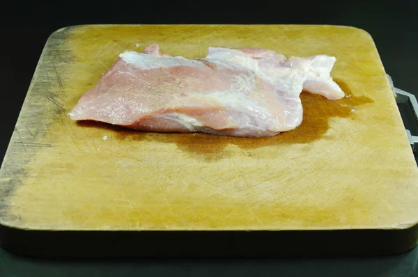 Lombo de porco cru marinado com sal e pimenta no bloco de costeleta de madeira — Fotografia de Stock