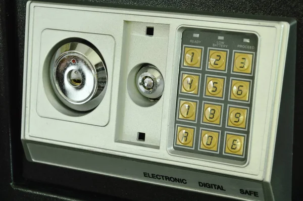 Сейф с замочной скважиной и электронным номером для двойной системы безопасности — стоковое фото
